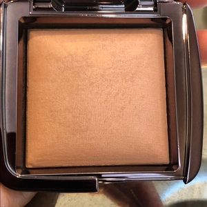Hourglass Ambient Light Powder: Radiant Light